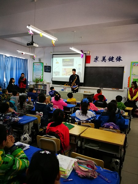 志愿者给小学生介绍一些基本的化学原理.jpg
