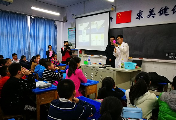 志愿者给小学生介绍一些基本的化学原理.jpg