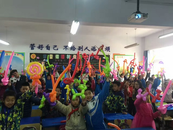 志愿者带领小学生完成的手工课作品.jpg