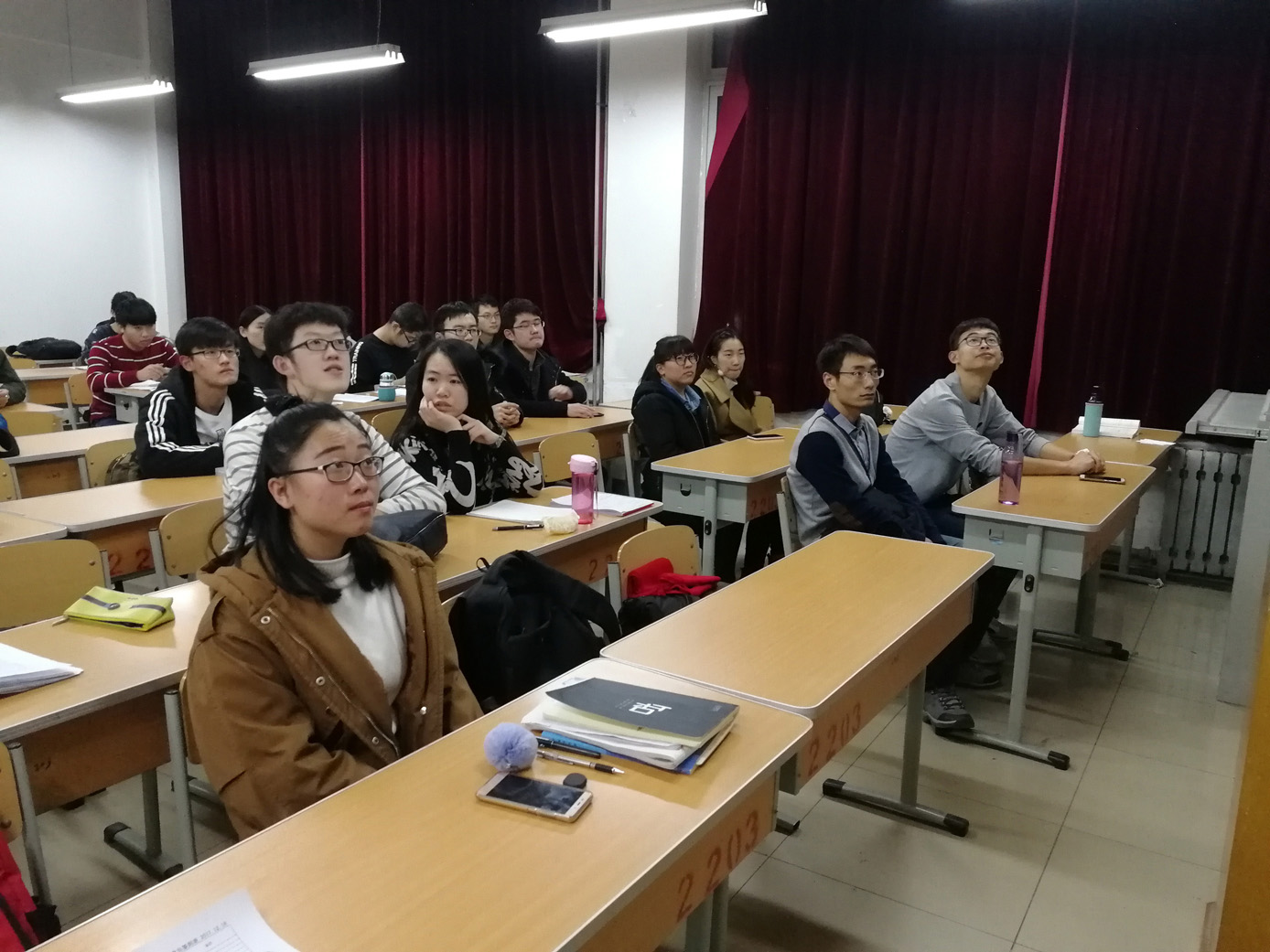 体育投注平台
本科生第一党支部全体党员学习习总书记北大讲话精神